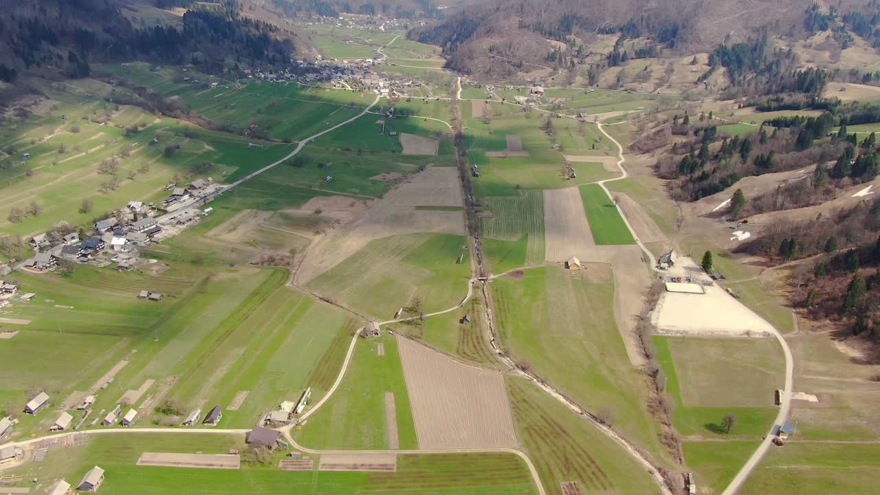 vista aérea sobre los campos de pradera del valle cerca del lago bohinj