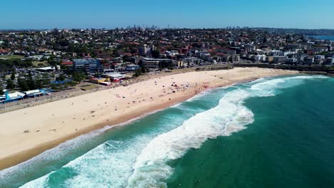 Drohnenantenne,-Küstenlinie,-Landzunge,-Maroubra-Strand,-Wohngebäude,-Stadt,-Sandstrand,-Welle,-CBD-Skyline,-Randwick,-Coogee,-NSW,-Sydney,-Australien-4k