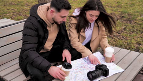 una pareja de turistas caucásicos en la ciudad.