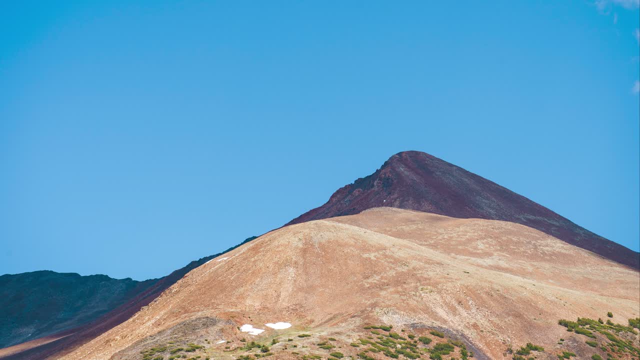sombra de nubes sobre los picos de las montañas en el parque nacional de yosemite en verano en california, estados unidos