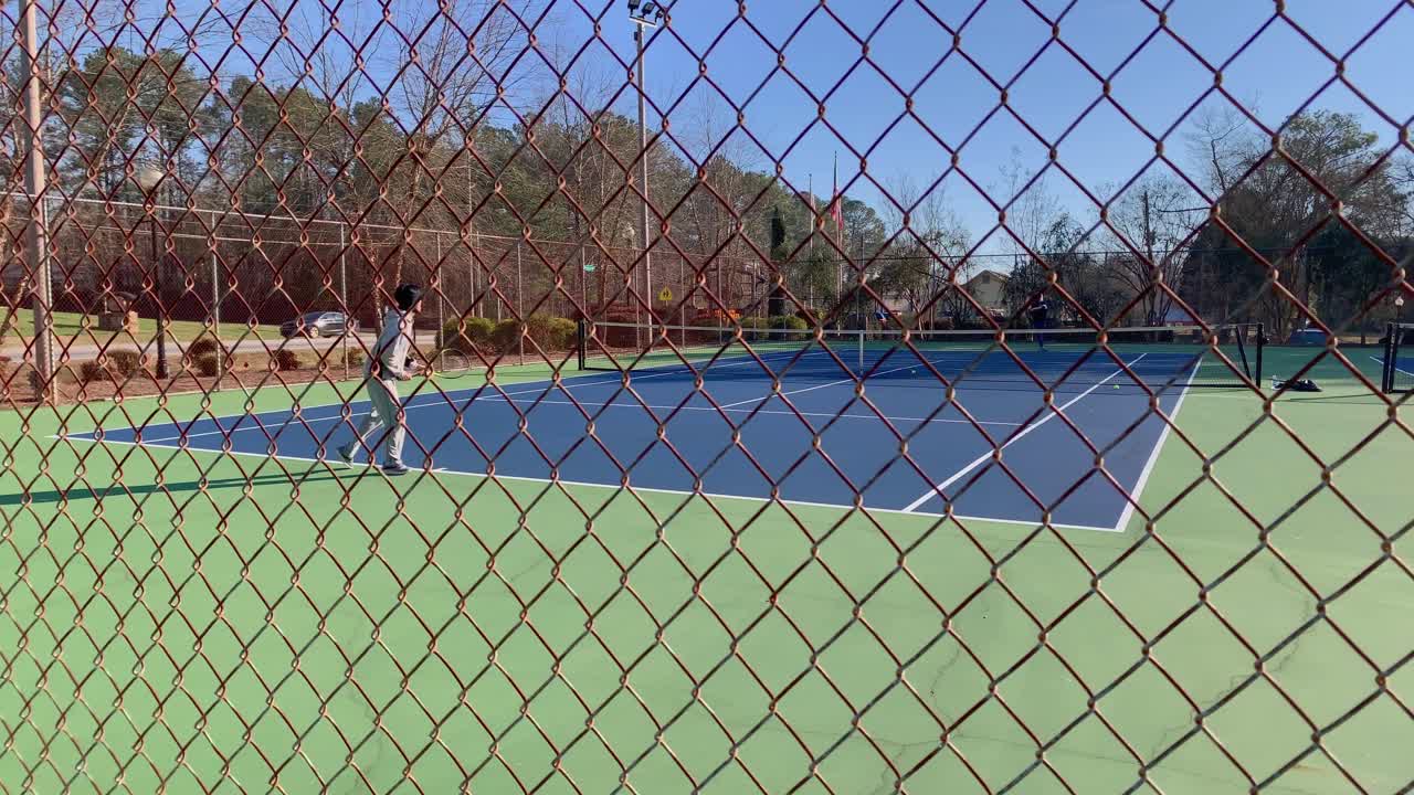hombres jugando al tenis en el parque público