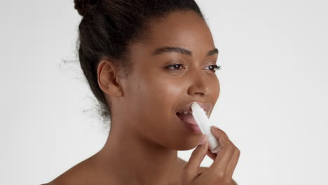 mujer aplicando bálsamo labial