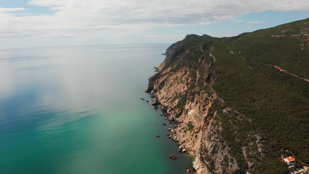 toma aérea de los acantilados costeros y el océano atlántico en algarve, portugal