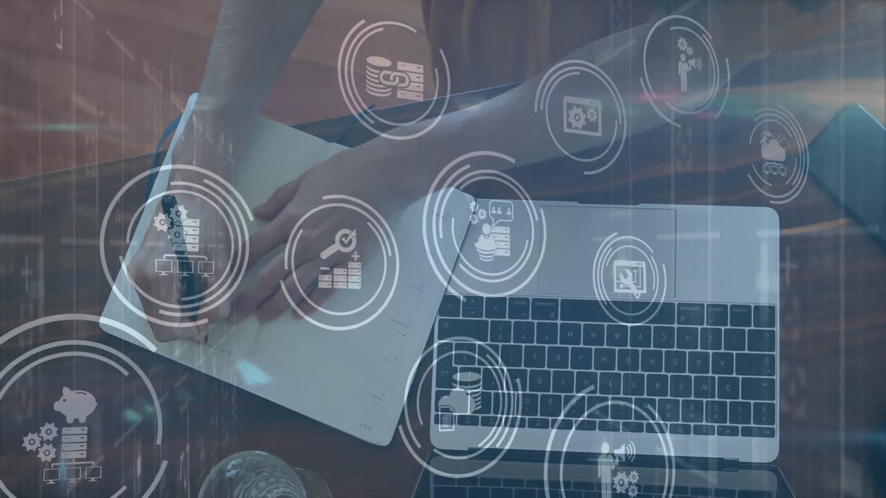 animación de iconos de los medios sobre una mujer caucásica tomando notas en la oficina