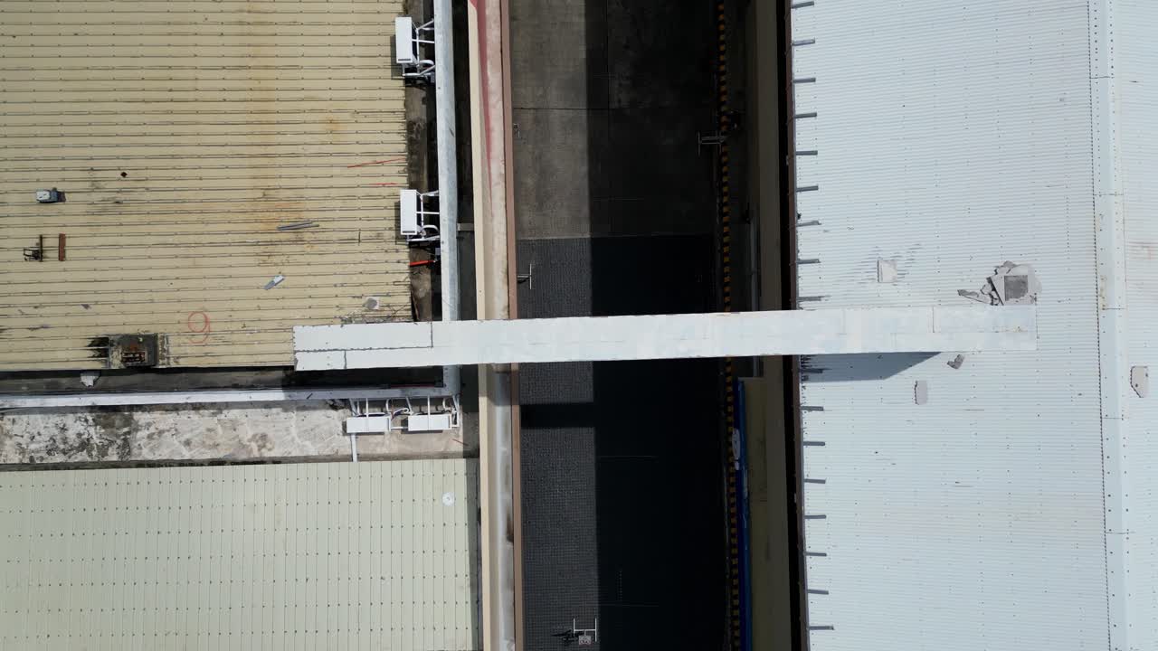 학교 건물 과 공장 을 따라 있는  ⁇  거리 의  ⁇  으로 내려다보는 모습