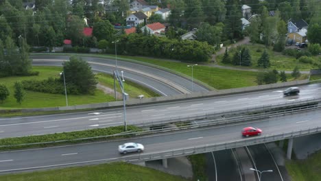 Panorámica-Aérea-De-Una-Autopista-A-Lo-Largo-De-Un-área-Suburbana-En-Finlandia-Cerca-De-Helsinki