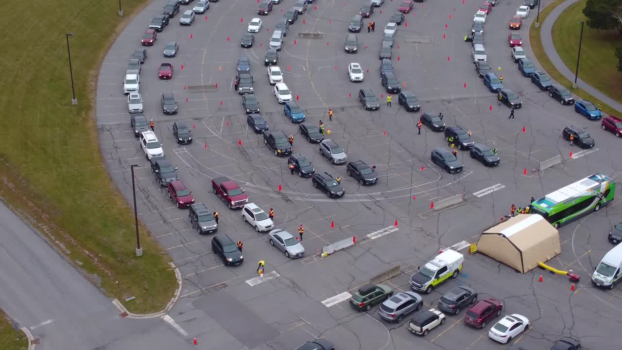 2021년 12월 18일까지의 항공 보기 covid-19 세 번째 복용량 드라이브 킹스턴 온타리오 캐나다