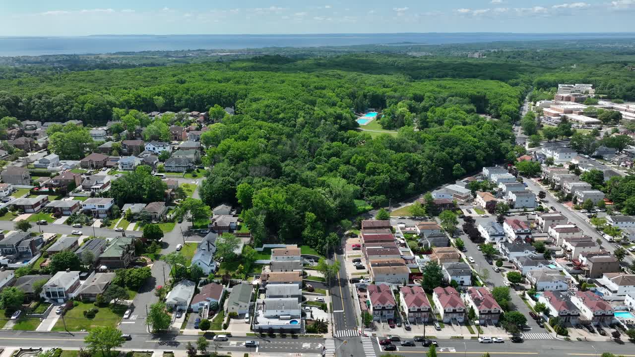 정원 에 개인 수영장 이 있는 스테이튼 아일랜드 의 귀족 이웃 의 공중 트럭 촬영 - 배경 에 아름다운 그린벨트 공원