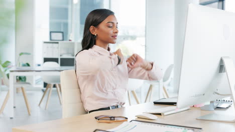 Mujer-De-Negocios-Motivada-Estirándose-Mientras-Está-Sentada