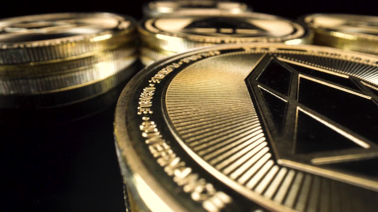vista macro gran angular monedas eos doradas girando sobre una superficie de vidrio negro reflectante, inversión en criptomoneda altcoin 4k