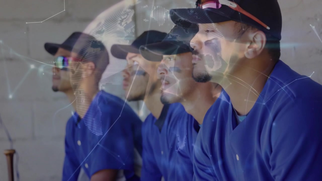 Compañeros de equipo de béisbol sentados en el banquillo concentrados en el campo mientras un globo digital gira.