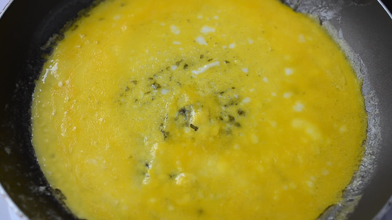 We pan fry an omelet. Omelet on a frying pan