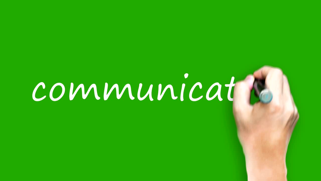 - comunicación escribiendo con marcador en pantalla verde