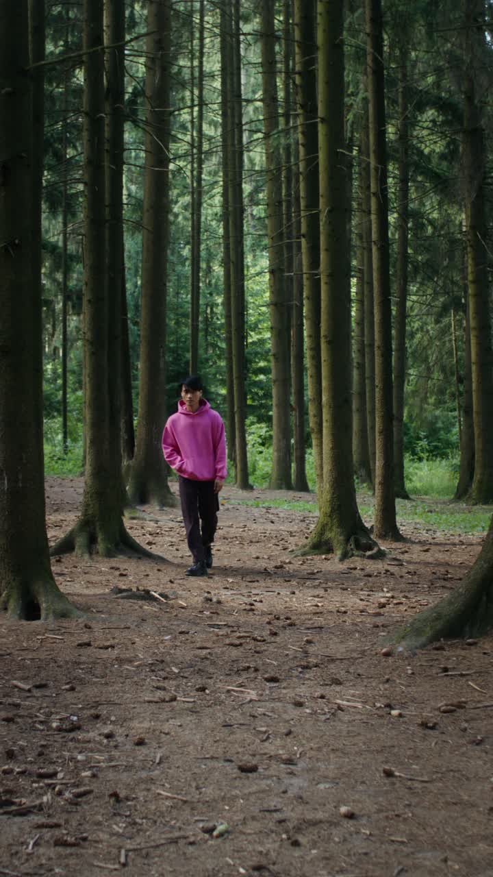 hombre caminando por un bosque