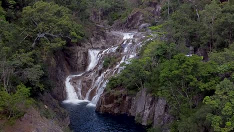 dolly aéreo lento sobre el agujero de natación en clamshell falls en cairns