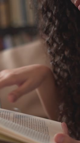 mujer leyendo un libro