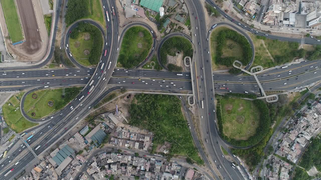 페루 리마의 팬아메리칸 고속도로의 항공 영상. 교통 교차로와 도시의 이미지.