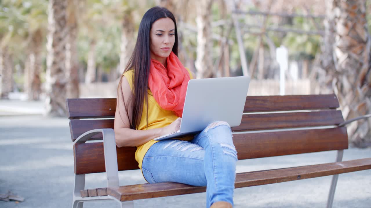 mujer feliz navegando por internet