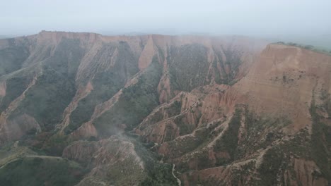 Majestuosa-Vista-De-La-Cresta-De-La-Montaña-En-Las-Nubes