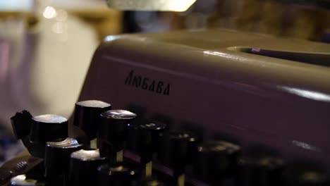 primer plano de una máquina de escribir antigua
