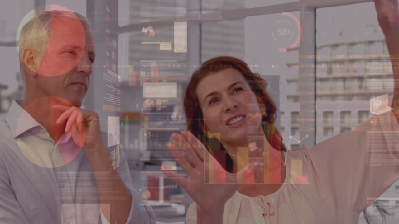 animación del procesamiento de datos financieros sobre personas de negocios en la reunión