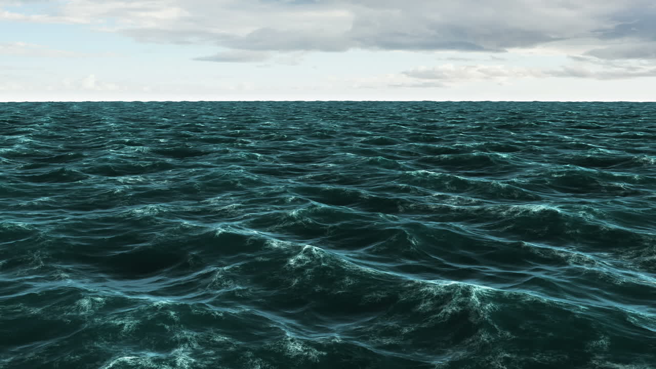 océano azul agitado bajo un cielo nublado