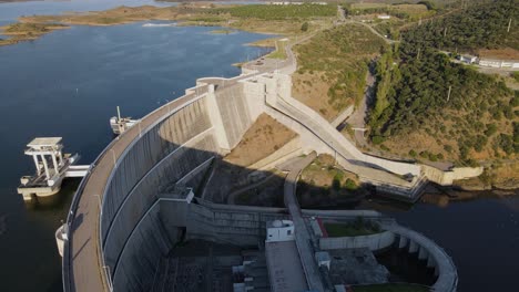 coches circulando por la presa de alqueva en portugal