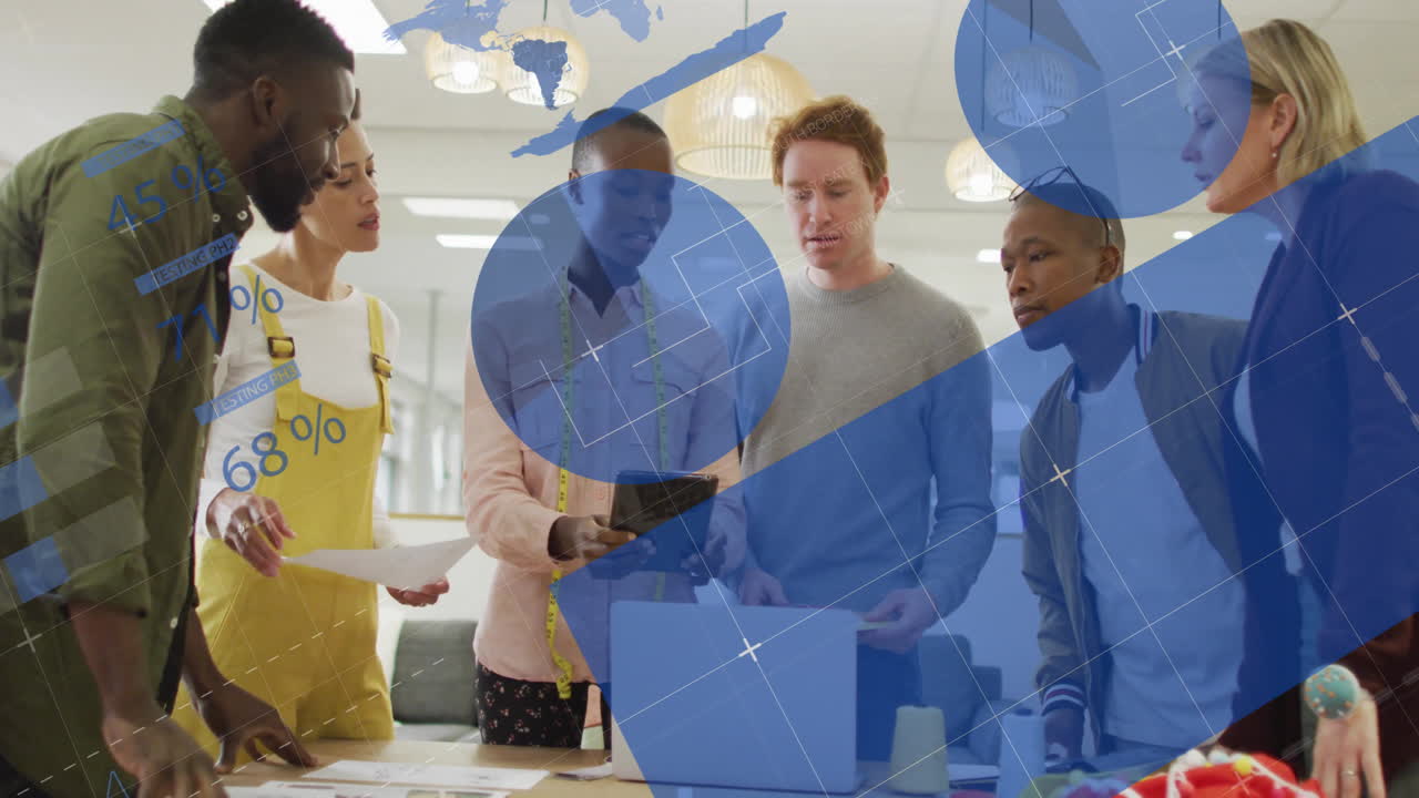 animación del procesamiento de datos financieros sobre diversas personas de negocios en la oficina