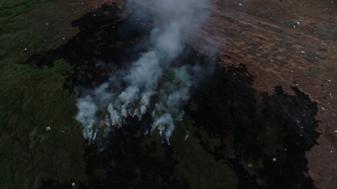 tomada de un avión no tripulado de un campo en llamas por la contaminación