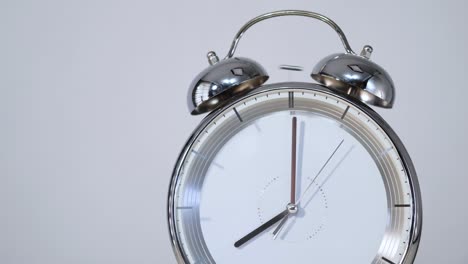 reloj de despertador con campana gemela. reloj analógico de noche.