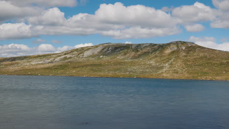 hermoso paisaje de la vista rural de noruega desde la ventana del autobús 4k video