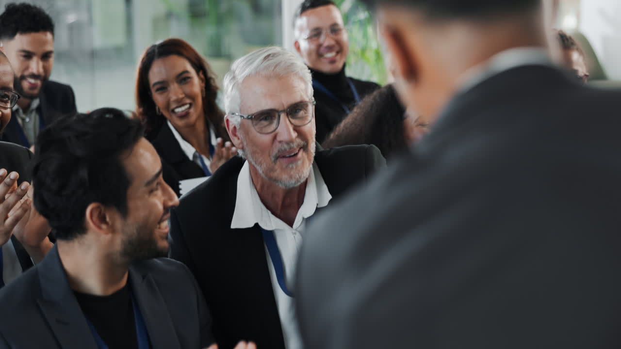 reunión de negocios: audiencia escuchando una presentación