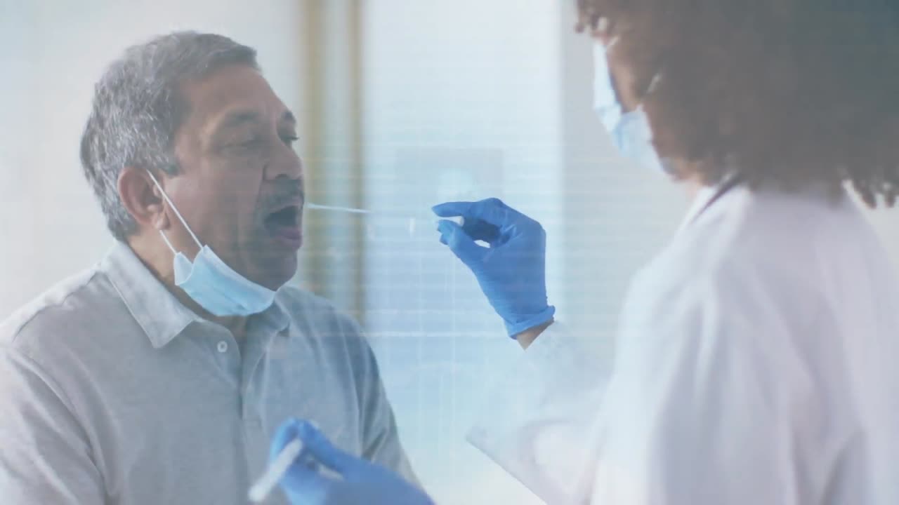 animación de procesamiento de datos y una mujer médica con máscara facial dando a un paciente masculino una prueba de swab de covid