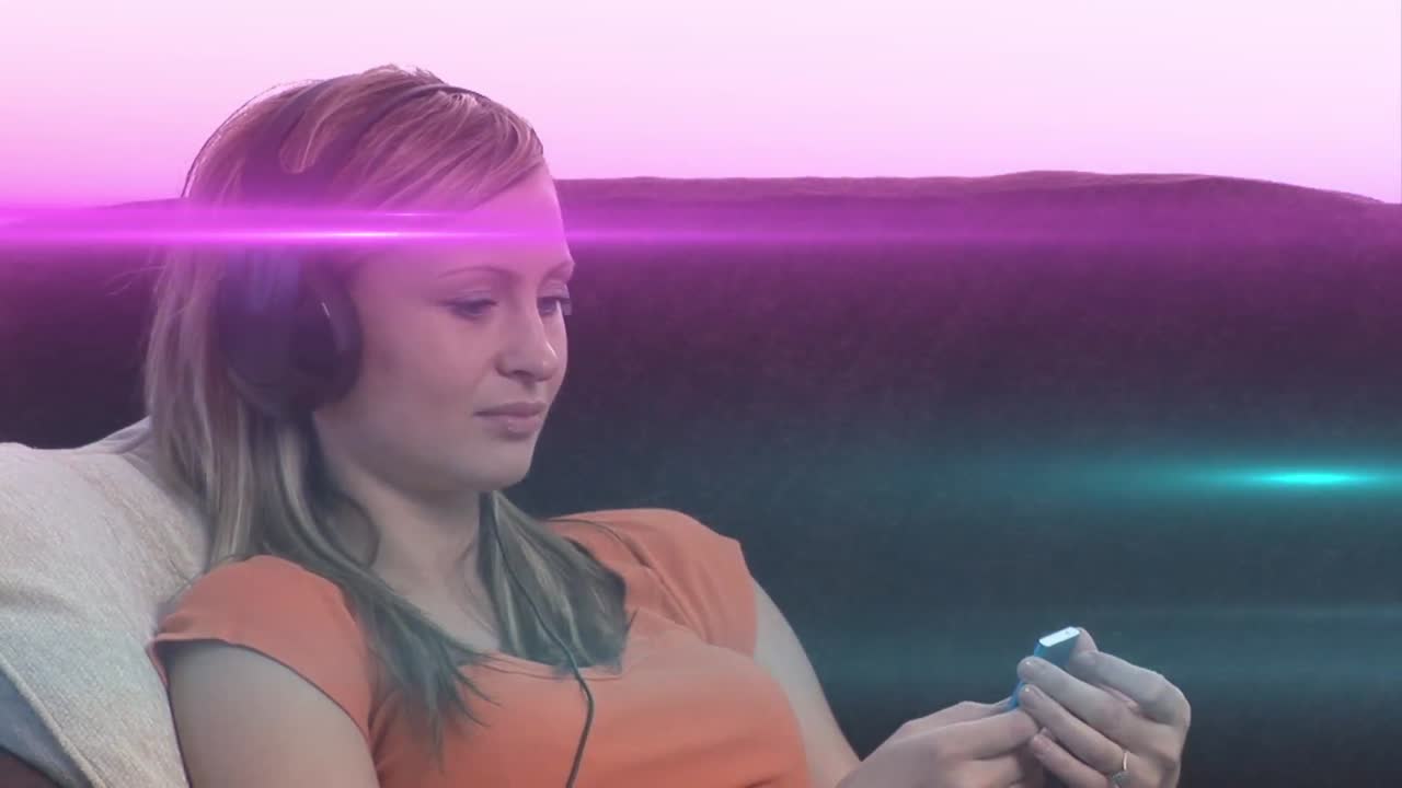 animación de línea flareada multicolor sobre mujer caucásica escuchando música con auriculares en el sofá