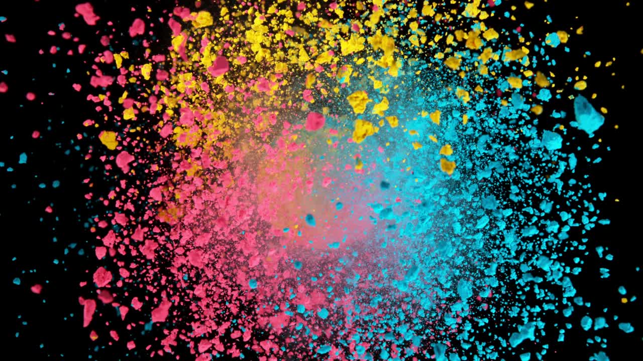 어두운 배경에 고립된 컬러 파우더 폭발의 슈퍼 느린 모션.