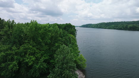 Green-Trees-In-The-Forest-On-The-Banks-Of-The-Tennessee-River-In-Daytime