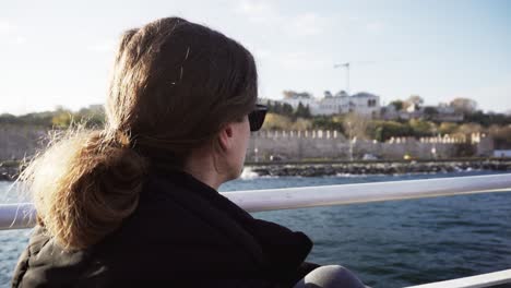 Mädchen,-Das-Auf-Einem-Touristischen-Boot-Sitzt-Und-In-Der-Nähe-Der-Küste-Von-Istanbul-Segelt
