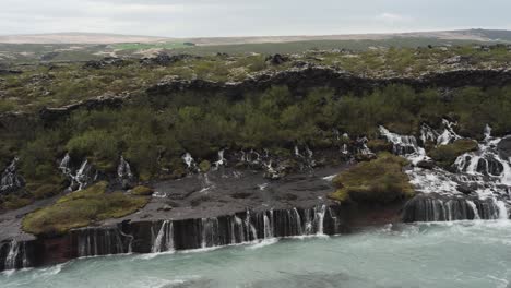 Tomas-Panorámicas-Sobre-La-Hermosa-Cascada-Barnafoss-Ubicada-En-Islandia,-Europa