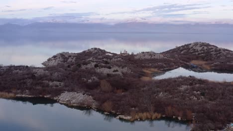 Antiguo-Monasterio-En-El-Islote-Beska-En-Medio-Del-Lago-Skadar,-Municipio-Montenegrino-De-Bar