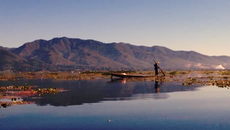 Motorboot-Im-Inle-See-In-Den-Shan-Hügeln-Von-Myanmar