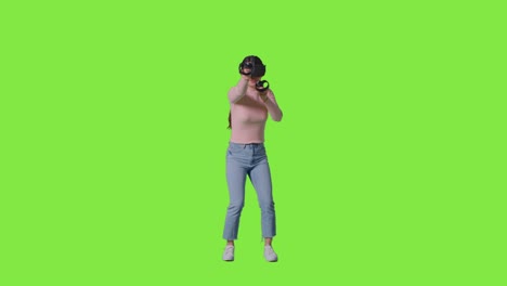 Ganzkörperaufnahme-Einer-Frau-Mit-Virtual-Reality-Headset-Und-Gaming-Vor-Grünem-Studiohintergrund