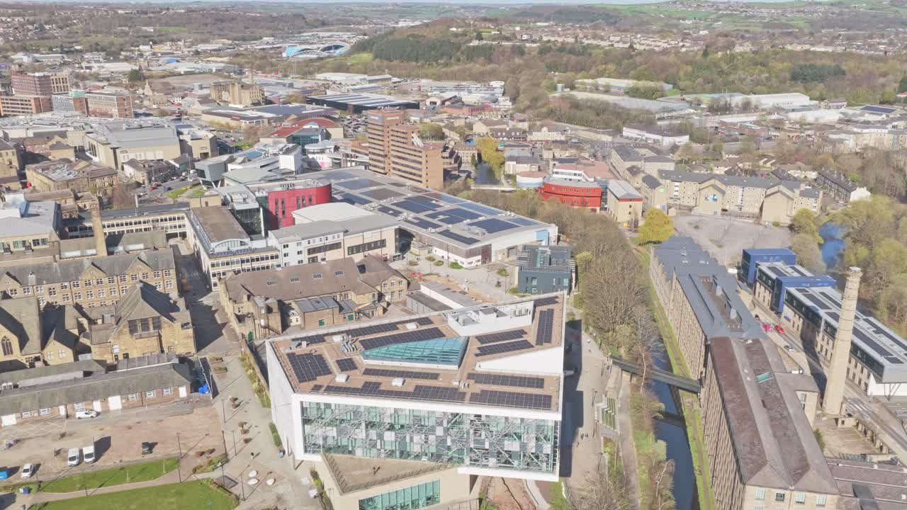 Drohnenaufnahme des Queensgate Campus der Universität Huddersfield, gelegen an Queensgate nahe dem Huddersfield Narrow Canal in Kirklees, West Yorkshire, mit modernen akademischen Gebäuden, die einen kompakten Stadtcampus bilden.