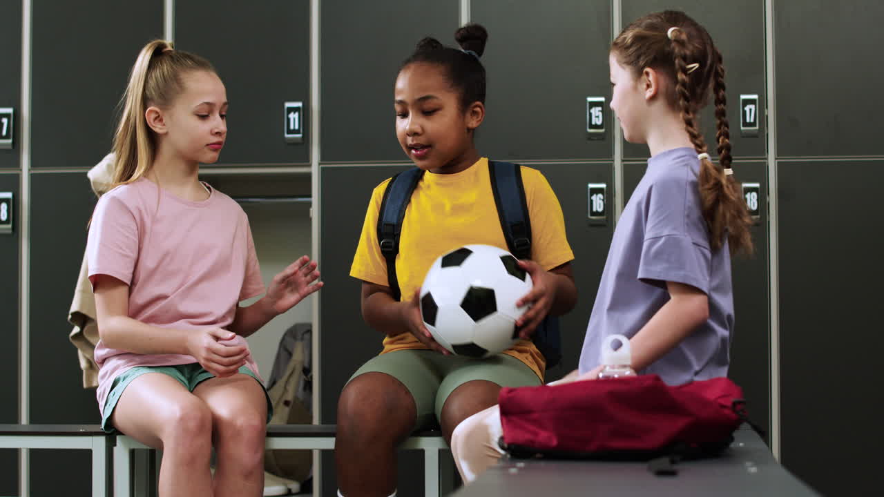 Anak perempuan bermain dengan bola
