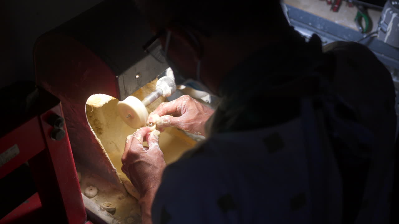 técnico dental trabajando en dentaduras postizas-2