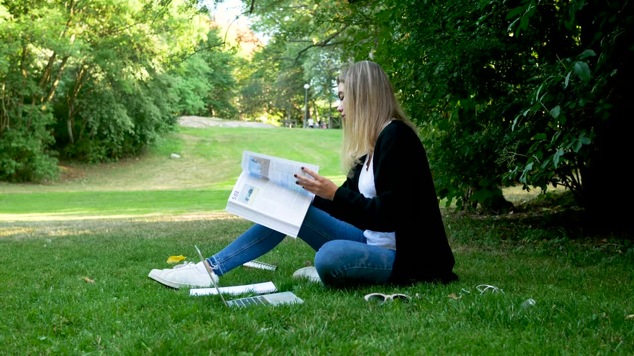 공원에서 공부하는 소녀