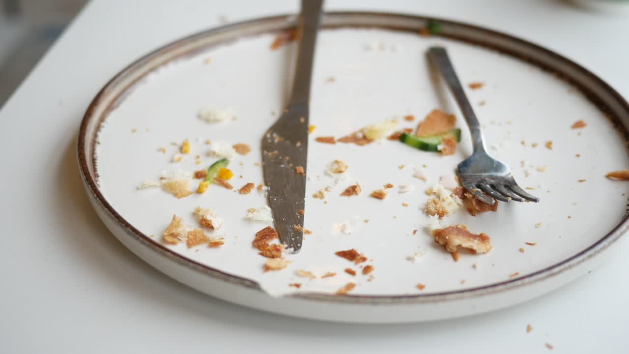 그과 함께 빈 접시