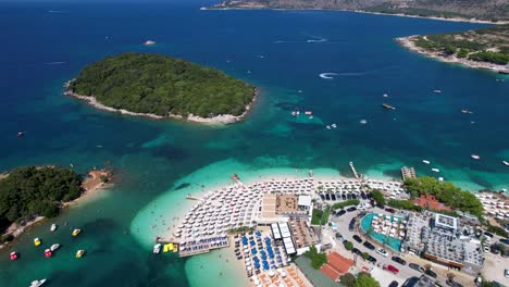 Islas-Ksamil-Rodeadas-Por-Un-Mar-Azul-Turquesa-Y-Playas-De-Arena-Blanca,-El-Principal-Destino-De-Verano-Para-Una-Maravillosa-Relajación.