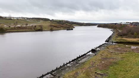 el desgaste del río, sunderland - inglaterra en un día nublado gris