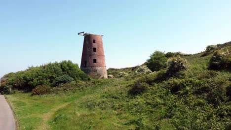 amlwch 港口 紅色<unk> 廢棄的風車 空中圖 北安格塞威爾斯 茂密的鄉村 逆向拍攝