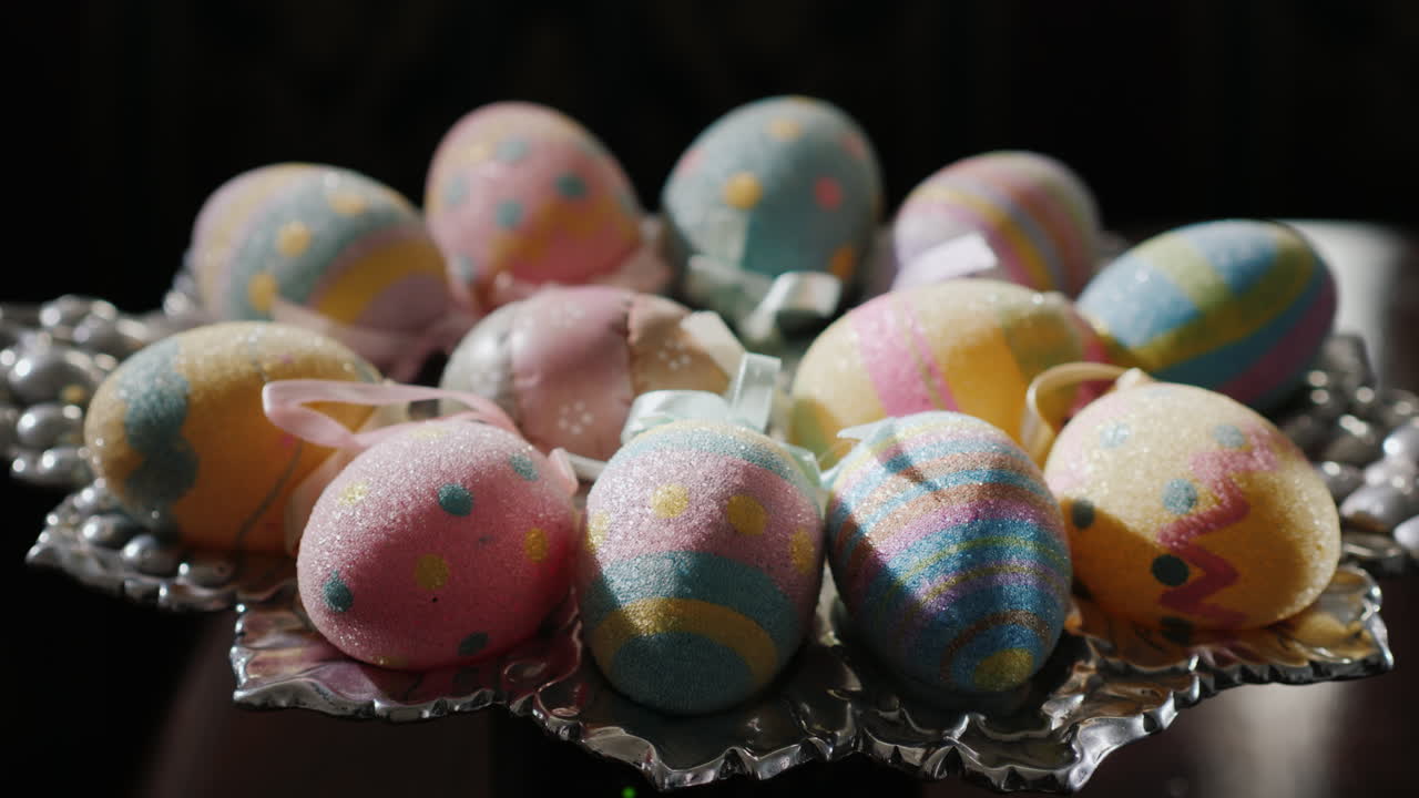 장식용 부활절 달걀이 담긴 바구니 13